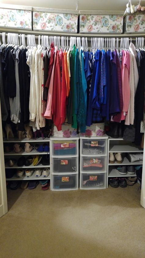 Organized my bedroom closet. All the colors of the rainbow. Rainbow Clothes Organization, Closet Rainbow Organization, Color Coordinating Closet, Rainbow Order Closet, Color Order Closet, Color Cordinate Outfit Closet, Color Coding Closet, Color Code Closet, Closet Color Organization Chart