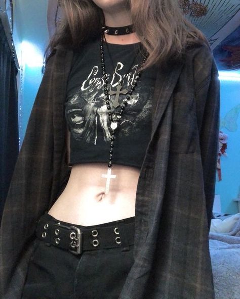 Alt Crop Top Outfits, Goth Female Outfits, Goth Outfits Female, Stile Ragazza Skater, Emo Grunge Outfits, Female Grunge, Fem Fits, Fete Emo, Grunge Teen