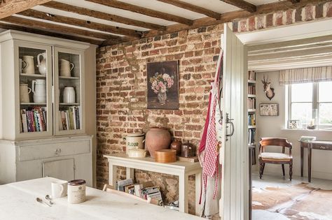 It is a traditional Wealden farmhouse, built around the year 1800, surrounded by woodland and meadows. Ceiling Texture Types, Ceiling Texture, Shabby Chic Interiors, Cottage Interiors, Design Del Prodotto, Farmhouse Homes, Exposed Brick, Brick Wall, A Kitchen