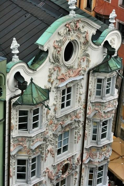 Sweet looking Residence Architecture, Architecture Windows, Innsbruck Austria, Istoria Artei, Unusual Homes, Voyage Europe, Brasov, Innsbruck, Miniature Houses