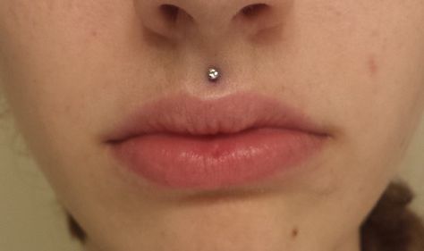 Piercing Medusa, Piercing Face, Piercing Girl, Small Wave Tattoo, Philtrum Piercing, Piercing Labret, Medusa Piercing, Tattoo Prices, Face Piercings