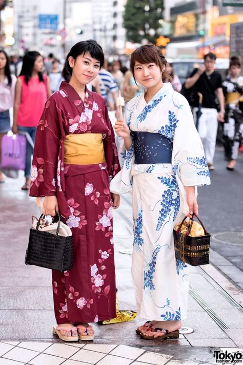 Japanese Yukata in Harajuku (16) Traditional Japanese Outfit, Festival Yukata, Summer Yukata, Yukata Women, Japanese Yukata, Fireworks Festival, Japanese Clothes, Kimono Japanese, Japanese Clothing