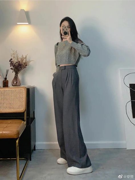 Grey Outfit Korean, Gray Outfits For Women, Grey Pants Outfit, Korean Style Outfits, Cute Beach Outfits, Girly Style Outfits, Outfit Korean Style, Color Combos Outfit, Corporate Attire