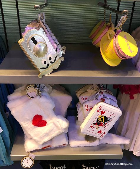 Cute Merchandise Ideas, Disney World Merch, Disney Trinkets, Treats And Sweets, Disneyland Merchandise, Disney World Merchandise, Disney Trip Outfits, Disney Bedrooms, Disney Merch