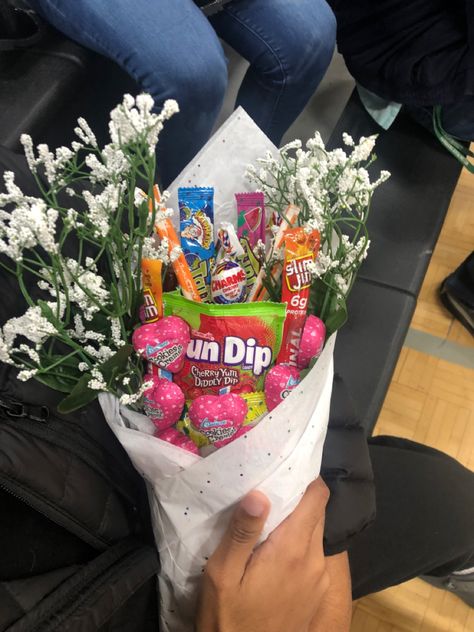 Cute candy and snack boutique for someone you love or someone who doesnt want flowers. Candy And Flower Bouquet, Flowers With Candy, Snacks Bouquet, Snack Bouquet, Candy Arrangements, Candy Flowers, Valentines Flowers, Cute Candy, Candy Bouquet