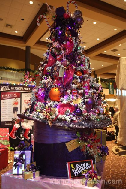 Willy Wonka Tree, Willy Wonka Christmas Decorations, Willy Wonka Christmas Tree, Wonka Christmas Tree, Wonka Christmas, Activity Wall, Willie Wonka, Willy Wonka Party, Christmas Tree Decorating Themes