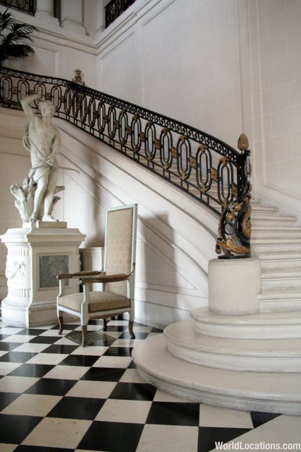 French Chateau For Sale, Luxury Staircase, Glam House, Stair Railing Design, Lan Can, Chateau France, French Chateau, Railing Design, French Interior