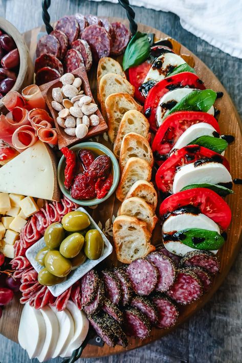 Italian Charcuterie, Baked Caprese, Charcuterie Board Meats, Modern Honey, Italian Dinner Party, Charcuterie Board Ideas, Italian Meats, Decorações Com Comidas, Caprese Chicken