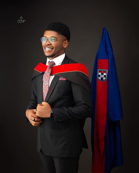 Graduation Men Photoshoot, Convocation Shoot Ideas, Male Graduation Poses, Convocation Poses, Convocation Photoshoot, Men Graduation Outfit, Male Graduation, Graduation Pose, Graduation Shoot