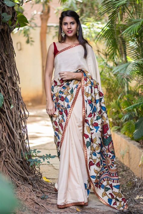 Cream pure crepe saree with handpainted Kalamkari cross pallu appliqué #saree #blouse #houseofblouse #indian #bollywood #style #navyblue #pure #crepe #handpainted #kalamkari #crosspallu White Linen Saree, Elegant Sarees, House Of Blouse, Kalamkari Sarees, Crepe Saree, Simple Sarees, Kalamkari Saree, Elegant Saree, Latest Sarees