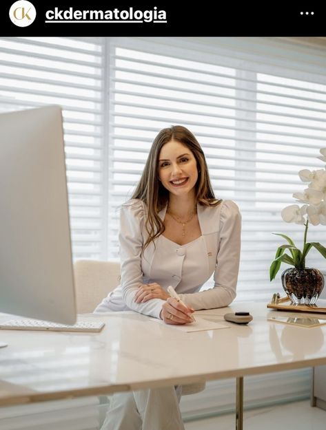 Professional Doctor Photos, Women With Laptop, Boss Poses, Business Headshots Women, Personal Branding Shoot, Medical Photography, Corporate Women, Headshots Women, Corporate Portrait