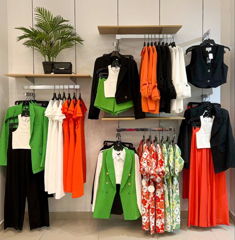 Visual Merchandise Display, Visual Merchandising Displays Clothing, Visual Merchandising Fashion, Fashion Store Design, Welding Design, Store Shelves Design, Clothing Store Displays, Mommy Daughter Outfits, Clothing Store Interior