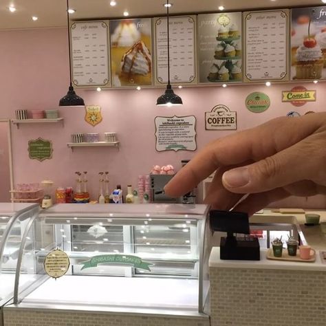 Miniature Cupcake Shop Miniature Ice Cream Shop, Miniature Ice Cream, Miniature Bakery, Cupcake Shops, Cafe House, Dolls House Interiors, Miniature Rooms, Bakery Shop, Dessert Decoration