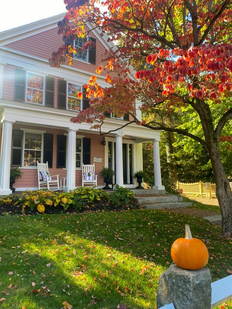 New England Style Home Exterior, New England Home Exterior, Classic American House, Fall Houses Exterior, Massachusetts Houses, New England Style Homes, New England House, Fall House, New England Farmhouse