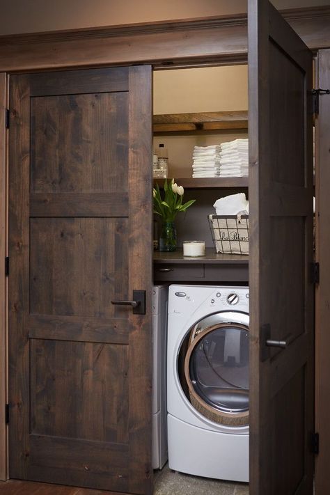 15 Laundry Spaces That Cleverly Conceal Their Unsightly Appliances Hidden Appliances, Laundry Designs, Laundry Room Decorating, Diy Wood Headboard, Dekorere Bad, Farmhouse Laundry, Farmhouse Laundry Room, Interior Vintage, Laundry Closet