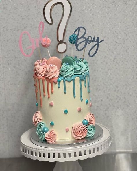 Girl Gender Reveal, Vanilla Sponge, Gender Reveal Cake, Vanilla Buttercream, Boy And Girl, Birthday Cakes, A Boy, Gender Reveal, Butter Cream