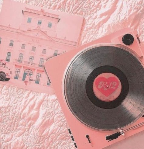 Melanie Martinez Merch, K-12 Melanie Martinez, Vinyl Aesthetic, Pink Music, Aesthetic Tumblr, Foto Ideas Instagram, Music Aesthetic, Record Player, Phone Themes