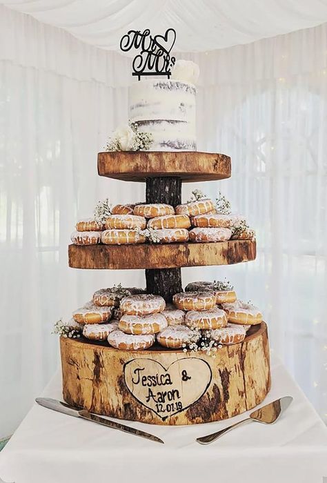 Wedding Decor Trends, Donut Bar Wedding, Donut Wedding Cake, Donut Wedding, Donut Display, Pudding Shots, Wedding Donuts, Wedding Cake Alternatives, Dessert Bar Wedding