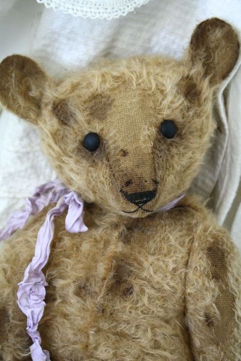 Primitive Bear, Victorian Toys, Old Teddy Bears, Antique Teddy Bears, Cuddly Teddy Bear, Charlie Bears, Bear Photos, Teddy Bear Collection, We Bear