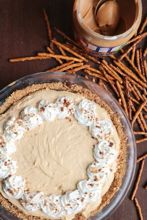 Pretzel Pie Crust Pies, Peanut Butter Pretzel Pie, Pretzel Pie, Chocolate Cookie Crust, Pretzel Crust, Peanut Butter Pretzel, Salty Treats, Quick Easy Desserts, Peanut Butter Pie