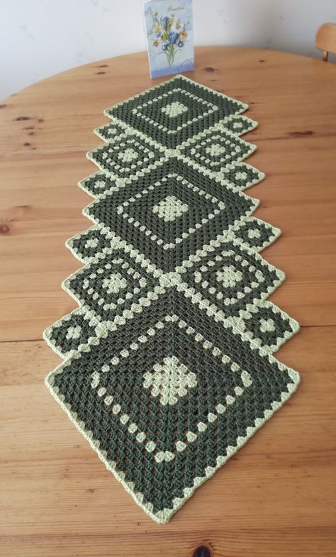 Taplak Meja Crochet, Crochet Unique, Crochet Table Runner Pattern, Crochet Wall Hangings, Crochet Table, Crochet Table Runner, Crochet Decoration, Table Runner Pattern, Crochet Doily Patterns