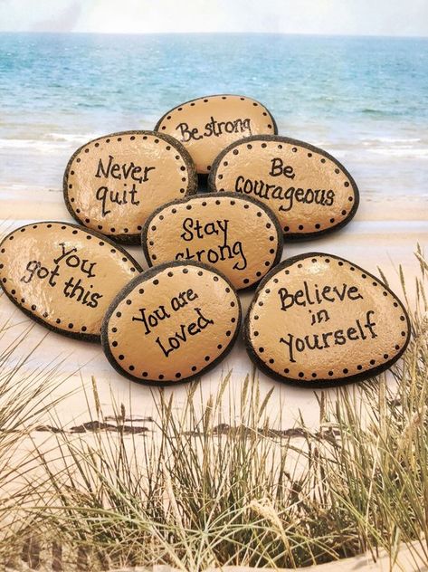 Inspirational Rocks, Story Stones, Art Pierre, Painted Rocks Craft, Painted Rocks Diy, Rock Painting Ideas Easy, Rock Painting Patterns, בר מצווה, Kraf Diy