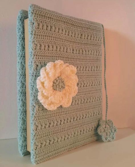 Crochet Quran Cover Free Pattern, Crochet Notebook Cover, Crochet Quran Cover, Crochet Bible Cover, Bookmarks Crochet, Ideas Bookmark, Bookmarks Ideas, Crochet Book Cover, Bookmark Crochet