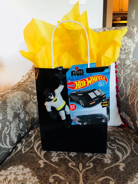 Batman Basket For Bf, Batman Gift Ideas For Boyfriend, Batman Birthday Gift Ideas, Batman Birthday Gifts For Boyfriend, Hot Wheels Gift Ideas, Batman Gifts For Boyfriend, Batman Presents, Batman Box Gift, Batman Gift Ideas