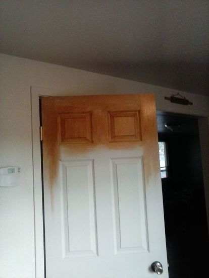 For less than $50.00 I gave my home the look of expensive Oak doors without paying the Oak Door price. Here is what my doors looked like when I got started. They are BOOORING! I wanted to give them a upgrade, but didn't want to spend 120.00 per door since I have 5 of them in the hallway. So I decided to get out my paint brushes and start making some magic happen... Here is a quick peek at my hallway. It is all white and has NO character at all. The first step was to paint the doo… Stained Interior Doors, Door Redo, White Interior Doors, Stained Trim, Wood Screen Door, Closet Door Makeover, Black Interior Doors, Front Door Makeover, Bifold Barn Doors