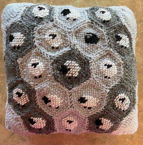 Hexagon Loom Patterns, Pin Loom Weaving, Loom Blanket, Sheep Pillow, Loom Knitting Pattern, Pin Loom, Pin Weaving, Loom Projects, Lucet