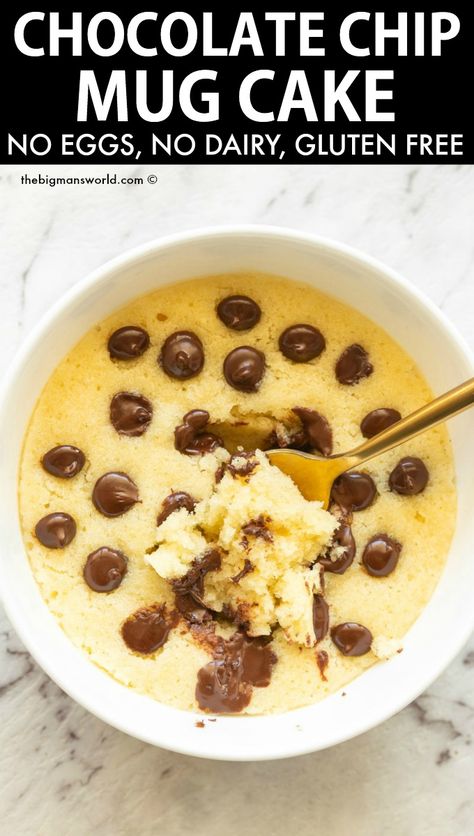 This chocolate chip mug cake is so light, fluffy, and moist, you won't believe it is under 200 calories! NO eggs and NO dairy, it takes less than 1 minute to make! Dolce Poche Calorie, Low Carb Desserts Easy, Chocolate Chip Mug Cake, Mug Cake Healthy, Protein Mug Cakes, Chip Mug, Cookie In A Mug, Sugar Cookie Cakes, Microwave Cake