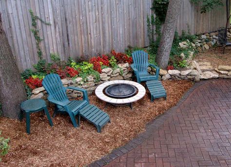 If you're tired of mowing, try covering grass with landscaping fabric, then mulch to prevent weeds and grass from coming through. Easy no maintenance yard. Grass Backyard, Backyard Ideas For Small Yards, Mulch Landscaping, No Grass Backyard, Easy Backyard, Home Landscaping, Landscaping Tips, Backyard Makeover, Balcony Garden