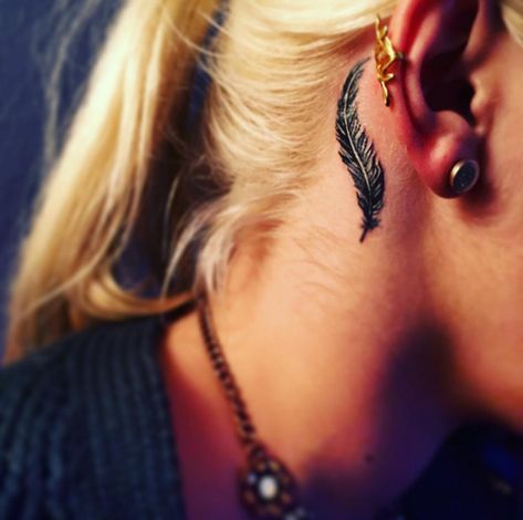 small feather tattoo behind the ear #ink #youqueen #girly #tattoos Black Feather Tattoo, Small Feather Tattoo, Tattoo Feather, Behind Ear Tattoos, Ear Tattoos, Small Meaningful Tattoos, Arrow Tattoos, Feather Tattoo, Music Tattoos