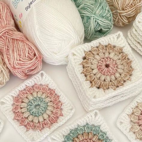 Storing Yarn Ideas, Blanket Squares Crochet, I Love This Yarn Color Combinations, Crochet Colour Combinations, Circle Granny Square, Classic Granny Square, Sac Granny Square, Circle Crochet, Yarn Color Combinations