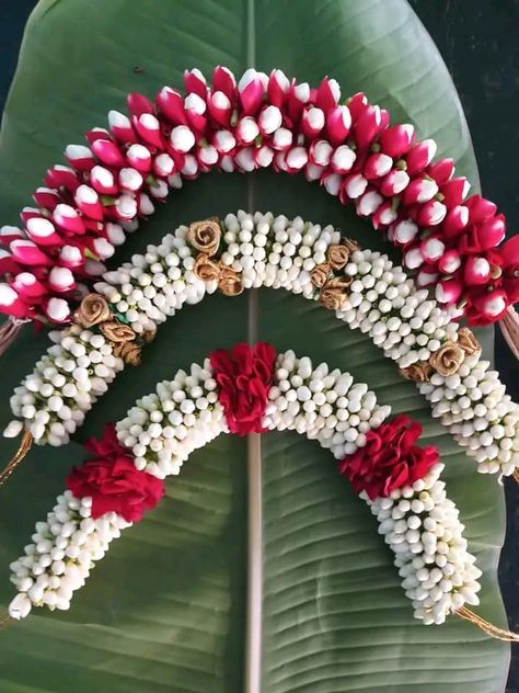 Fresh Flower Veni For Hair, Pulla Jada For Bride With Flowers, Veni Flower Designs, Real Flower Veni For Hair, Garlands Wedding Indian Flower, Poola Dandalu, Rose Garland Wedding, Bridal Room Decor, Flower Garland Diy