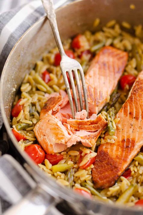 Lemon Salmon Orzo Skillet is an easy one pot recipe, perfect for a healthy 30 minute weeknight dinner! Orzo pasta, asparagus and cherry tomatoes compliment fresh salmon for a delicious low-calorie meal. #Salmon #SkilletRecipe #Healthy Salmon Orzo Recipe, Orzo Asparagus, Asparagus And Cherry Tomatoes, Salmon Orzo, Pasta Asparagus, Orzo Skillet, Salmon Skillet, Salmon Meal Prep, Asparagus Casserole