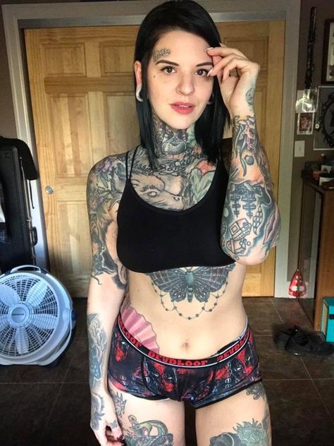 Heidi Lavon Heidi Lavon, Fun Fun, Tattoo Models, S Tattoo, Body Art, Short Hair Styles, Models, Crop Tops, Tattoos