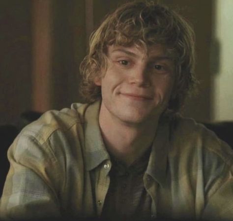 Evan Peters Smile, Visenya Velaryon, Evan Peter, Evan Peters American Horror Story, American Horror Stories, Tate And Violet, American Horror Story 3, Tate Langdon, Evan Peters