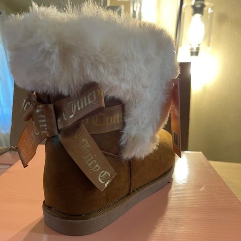 Juicy Couture Winter Boots, Juicy Couture Boots Outfit, Juicy Couture Uggs, Juicy Couture Outfits, Couture Boots, Juicy Couture Boots, Cute Winter Boots, Fluffy Shoes, Juicy Couture Shoes