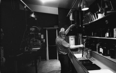 Ansel Adams in his Home Darkroom Home Darkroom, Darkroom Ideas, Photography Darkroom, Darkroom Photography, Dark Room Photography, Crystal Eyes, Studio Inspiration, Amber Lights, Dream Studio