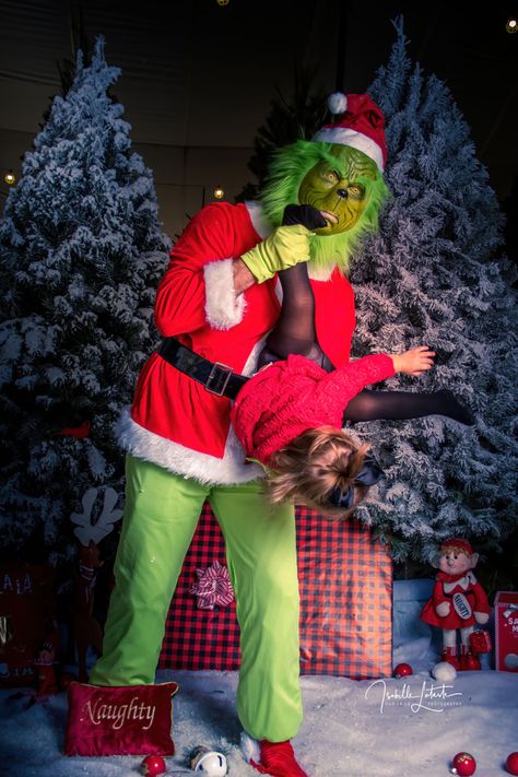 Where do you go little one ? Grinch Photoshoot Ideas, Grinch Photoshoot, Grinch Ideas, Xmas Photos, Santa Pictures, Christmas Photoshoot, Grinch Christmas, The Grinch, Christmas Minis