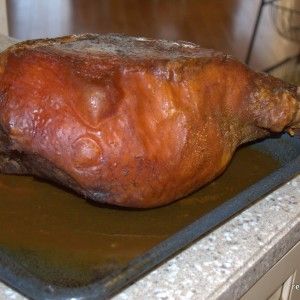 Cooking a Whole Country Ham | Recipes We Love Whole Ham Recipes, Country Ham Recipes, Boneless Ham Recipe, Recipes With Cooked Ham, Easy Ham Glaze, Precooked Ham, Ham In The Oven, Ham Recipes Baked, Best Food Gifts