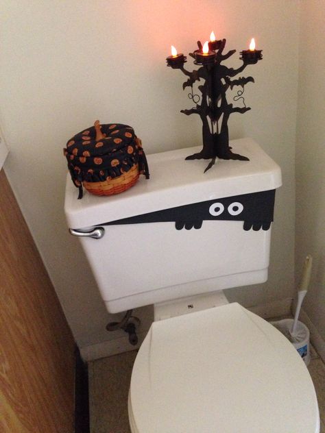 Monster Toilet! Halloween Decorations Bathroom, Bathroom Halloween Decor, Simple Halloween Crafts, Halloween Toddler Party, Halloween Candy Crafts, Halloween Bathroom Decor, Halloween Crafting, Minimalist Halloween, Halloween Bathroom