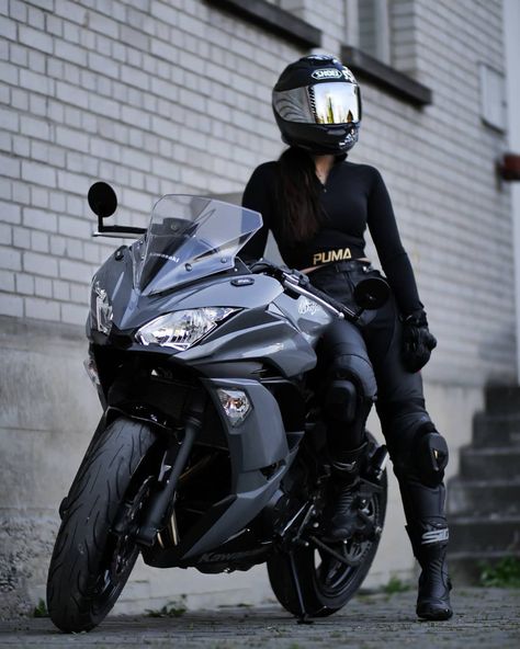 Female Riders Motorcycles, Woman On A Motorcycle, Lady Rider Outfit, Sport Bike Photoshoot Women, Photo With Bike Ideas, Ride Bike Aesthetic, Rider Outfit Motorcycle Women, Moter Cycle Girl, Bike Poses For Women