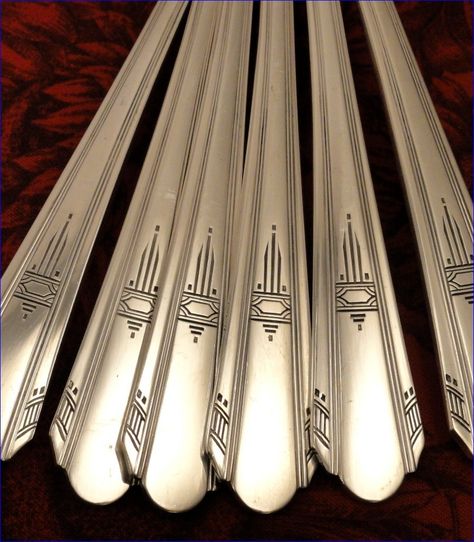 Oneida Wm. A Rogers PARAMOUNT Place Settings Vintage 1933 ART DECO Silver Plate Silverware Flatware Silverware Sets, Dinner Place, Art Deco Kitchen, Eating Utensils, Art Deco Silver, Deco Pattern, Vintage Silverplate, Streamline Moderne, Nice Art