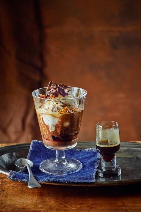 Affogato Recipe, Affogato Coffee, Heath Bar, Heath Bars, Hot Chocolate Cookies, Coffee Aesthetics, Ice Cream At Home, Coffee Ice, Chocolate Delight