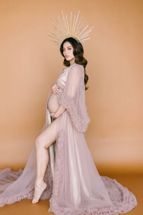 Maternity Photo Shoot Glam, Maternity Goddess Photoshoot, Fashion Outfits For Pregnant Women, Aesthetic Maternity Shoot, Goddess Maternity Shoot, Elegant Maternity Shoot, Outfits For Pregnant Women, Karina Edit, Studio Maternity Shoot