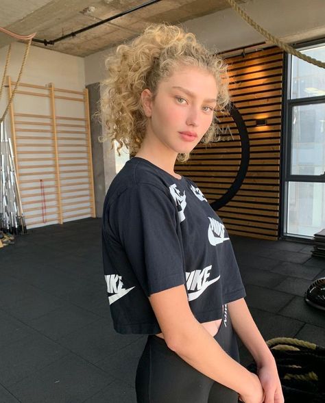 Dorit Revelis, Brown Eyes Black Hair, Ali Hazelwood, Beauty Hair Color, Bella Hair, Blonde Curly Hair, Blonde Curls, Colored Curly Hair, Curly Girl Hairstyles