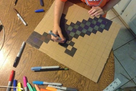 Cardboard Minecraft, Minecraft Halloween Costume, Minecraft Diy Crafts, Minecraft Halloween, Minecraft Bedroom Decor, Minecraft Diy, Minecraft Party Decorations, Minecraft Costumes, Minecraft Bday