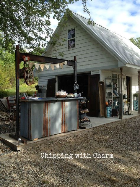 Chipping with Charm: Shed Sweet Shed Boutique...www.chippingwithcharm.blogspot.com Shed Boutique, Garage Boutique, Funky Farmhouse, Country Backyards, Inventory Storage, Arch Building, Rusty Garden, Retirement House, Antique Booth